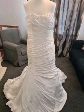 Modern style wedding dress designed by Alfredo Angelucci